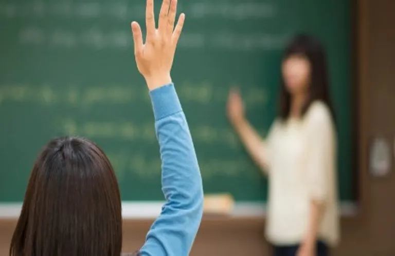 Ψηφίστηκε πρόταση νόμου που απαγορεύει τερματισμό υπηρεσιών εκπαιδευτικών αορίστου για λόγους πλεονασμού