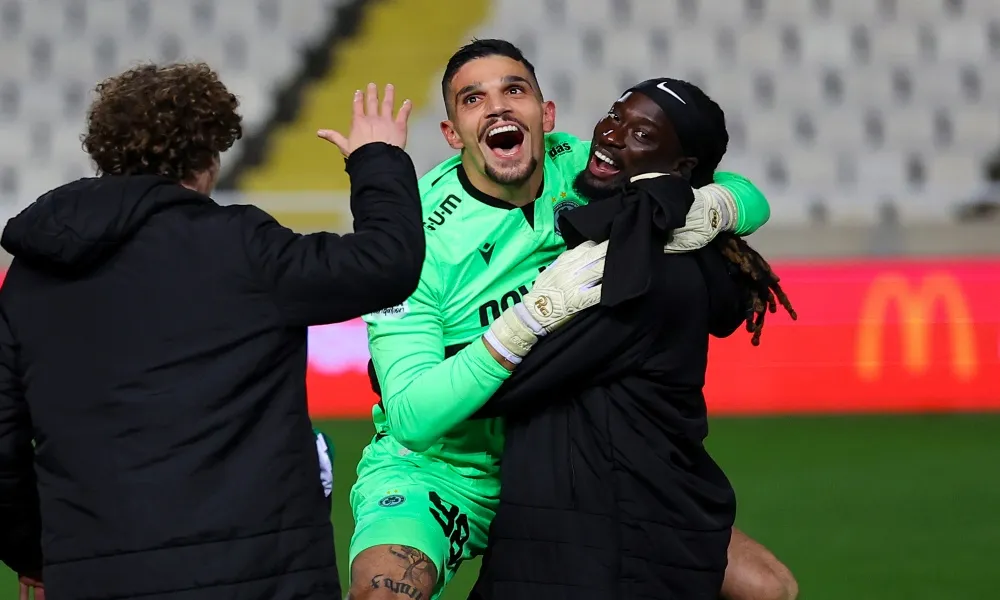 Προβάρει τα γάντια του