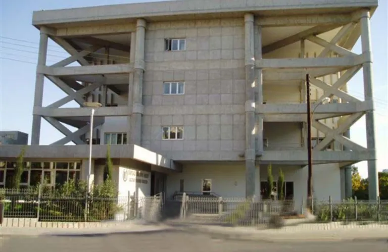 Άκουσε την ποινή και κτύπησε τη δημόσια κατήγορο με γροθιές στο κεφάλι