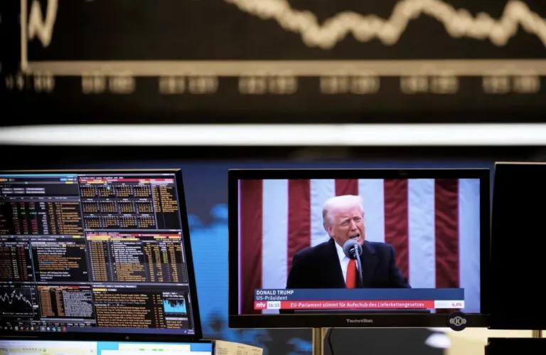 Ο Τραμπ επιβάλλει νέους τελωνειακούς δασμούς ως και 100% σε εισαγόμενα φάρμακα