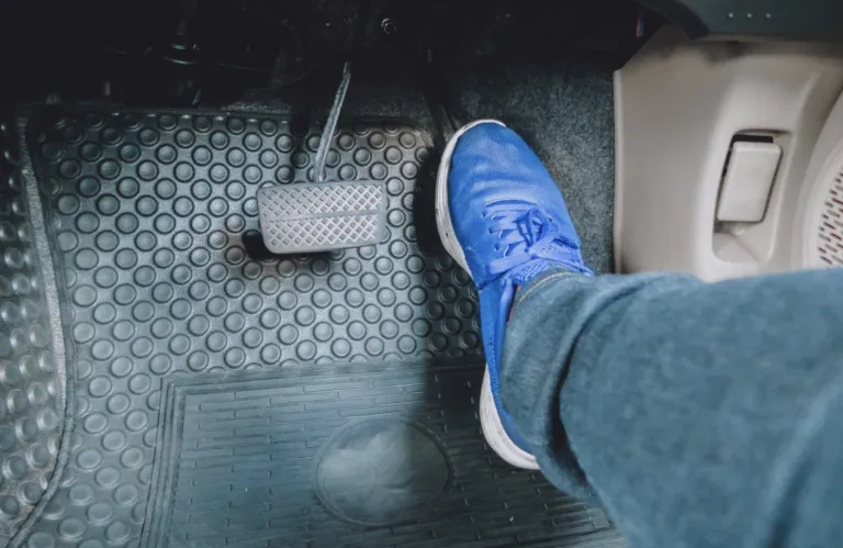 Κόλλησε το γκάζι: Ο μεγαλύτερος εφιάλτης για κάθε οδηγό - Τι να κάνω εάν συμβεί