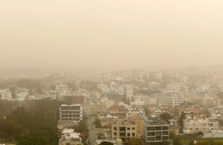 «Ασφυκτιά η Κύπρος»: Το Volt καλεί την κυβέρνηση για λήψη μέτρων κατά της κλιματικής κρίσης και της σκόνης - Τι προτείνει