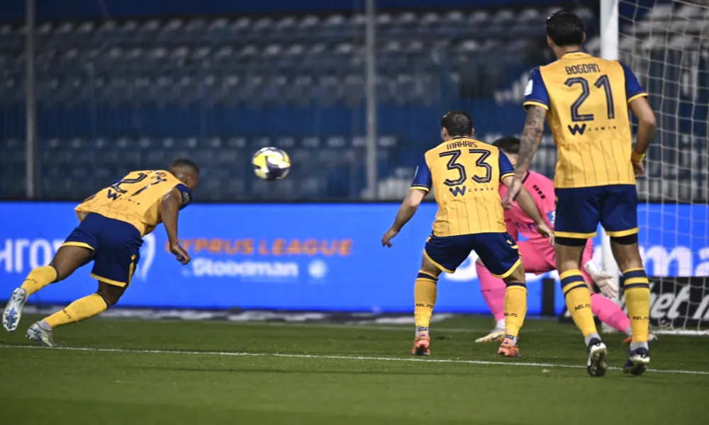 ΒΙΝΤΕΟ: Είχε κέφια ο Σαβό και γαλαζοκίτρινο διπλό