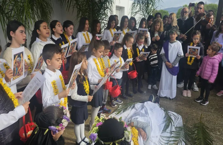 Αναβίωσε με λαμπρότητα το έθιμο της αναπαράστασης της Ανάστασης του Λαζάρου στη Λέμπα