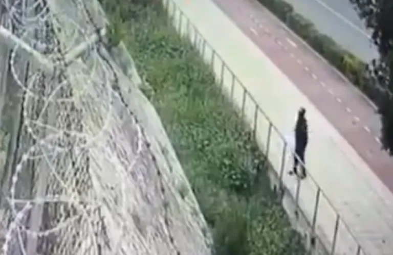 Ένας τρελός έριξε μια πέτρα στο πηγάδι