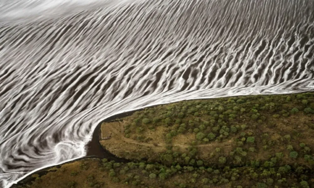 National Geographic: Η εντυπωσιακή φωτογραφία από λίμνη που αποκαλύπτει έναν εξωπραγματικό κόσμο