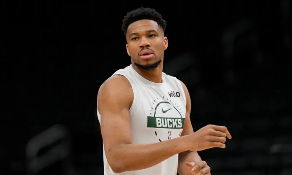 Αιχμηρή ανάρτηση Αντετοκούνμπο και απάντηση σε Μπακς: «Δεν έχω χάσει ούτε μια μέρα δουλειάς»