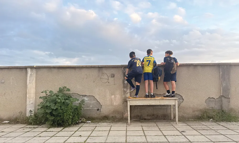 Ένας πλούτος που σαπίζει πίσω από κάγκελα - Κλειδωμένα σχολεία, παιδιά χωρίς γειτονιές και κοινωνία χωρίς διέξοδο