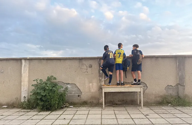 Ένας πλούτος που σαπίζει πίσω από κάγκελα - Κλειδωμένα σχολεία, παιδιά χωρίς γειτονιές και κοινωνία χωρίς διέξοδο