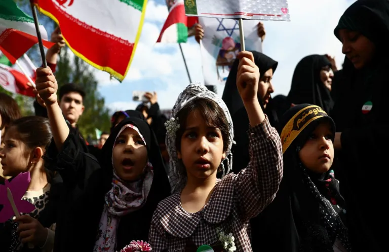 Η Τεχεράνη μετά τις απειλές Τραμπ χρησιμοποιεί παιδιά, γυναίκες, φοιτητές, καλλιτέχνες ως ανθρώπινες ασπίδες σε γέφυρες και εργοστάσια