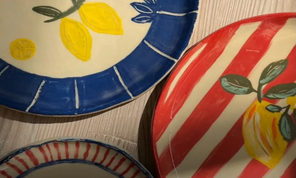 Πηλός, κρασί και δημιουργία: Τα εργαστήρια του Απριλίου του Tochka Ceramic Studio