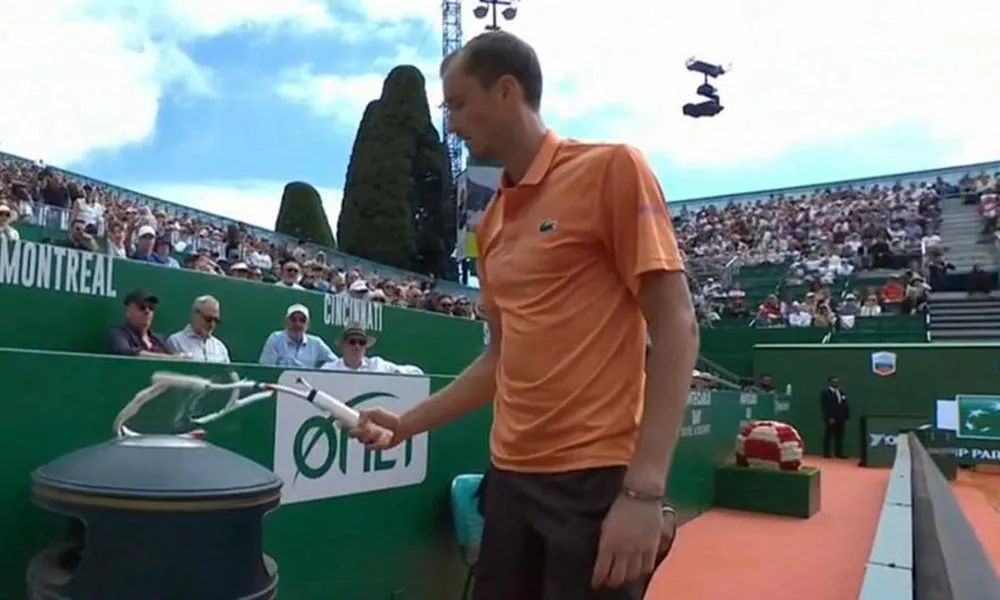 ΒΙΝΤΕΟ: Ο Μεντβέντεφ συνετρίβη με 6-0, 6-0 και... εξερράγη διαλύοντας τη ρακέτα του!