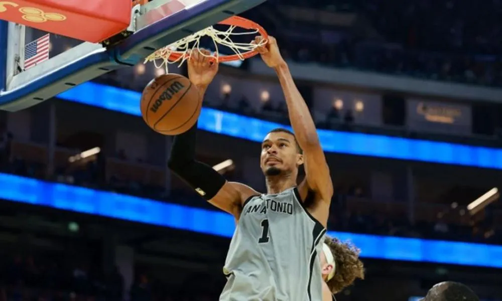 Κάνει αγώνα δρόμου για να... προλάβει τα βραβεία ο Γουεμπανιάμα