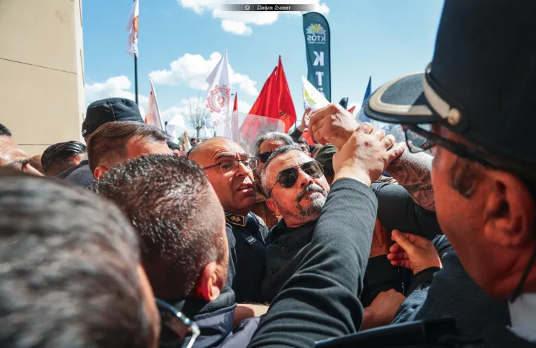 Κατεχόμενα: Προσωρινή αναστολή της παναπεργίας μετά από ολονύκτιο θρίλερ στη «βουλή»