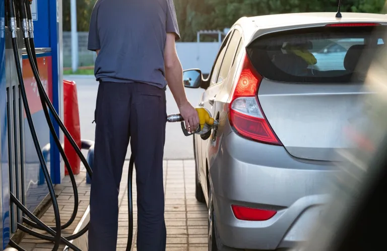 Γιατί δεν πρέπει να φουλάρεις το αυτοκίνητο - Το λάθος που κάνουμε και μας αδειάζει το πορτοφόλι