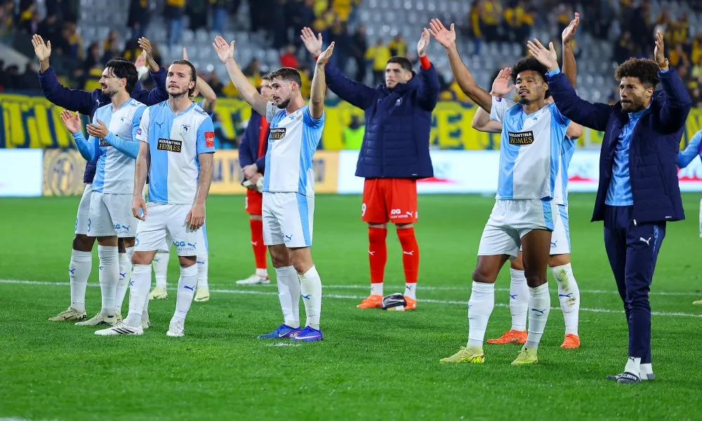 Είναι εκεί, χωρίς να πείθει