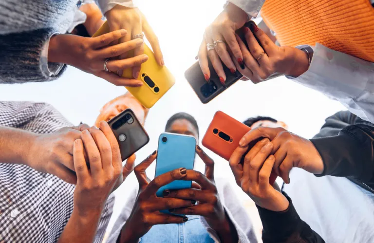 Politico: 3 στους 4 Ευρωπαίους θέλουν «μπλόκο» στα μέσα κοινωνικής δικτύωσης για τους ανήλικους