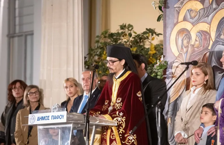 Με κατάνυξη και μαζική συμμετοχή πιστών η τελετή της Μεγάλης Παρασκευής στην Πάφο