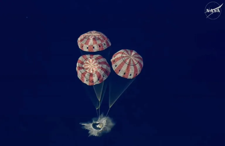 Εικόνες και βίντεο από την ιστορική επιστροφή της αποστολής Artemis II από τη Σελήνη: Ανοίγει ο δρόμος για τη μόνιμη παρουσία του ανθρώπου στο Διάστημα