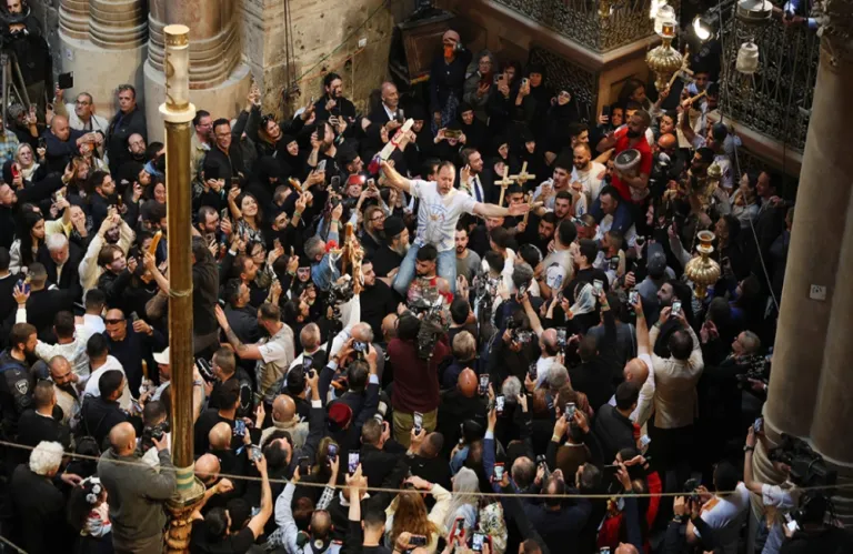 «Δεύτε λάβετε φως» - Πανηγυρικό κλίμα στην τελετή αφής του Αγίου Φωτός στον Ναό της Αναστάσεως στα Ιεροσόλυμα (βίντεο)