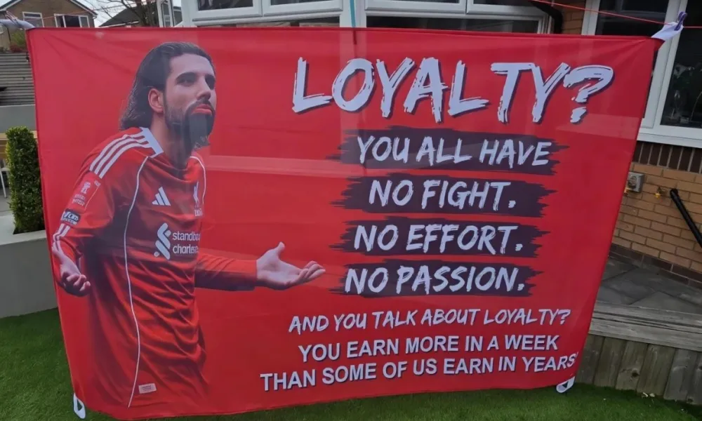 Πανό από οπαδούς της Λίβερπουλ κατά των παικτών: «Παλέψτε! Βγάζετε σε ένα μήνα, όσα εμείς σε χρόνια»