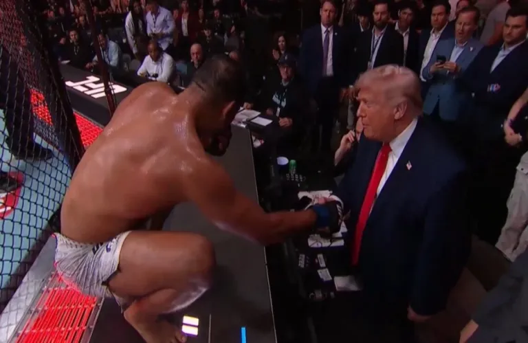 «Είσαι πολύ όμορφος»: Ο Τραμπ μετά το «ναυάγιο» στις συνομιλίες ΗΠΑ-Ιράν πήγε σε αγώνα UFC και μίλησε με αθλητή (βίντεο)