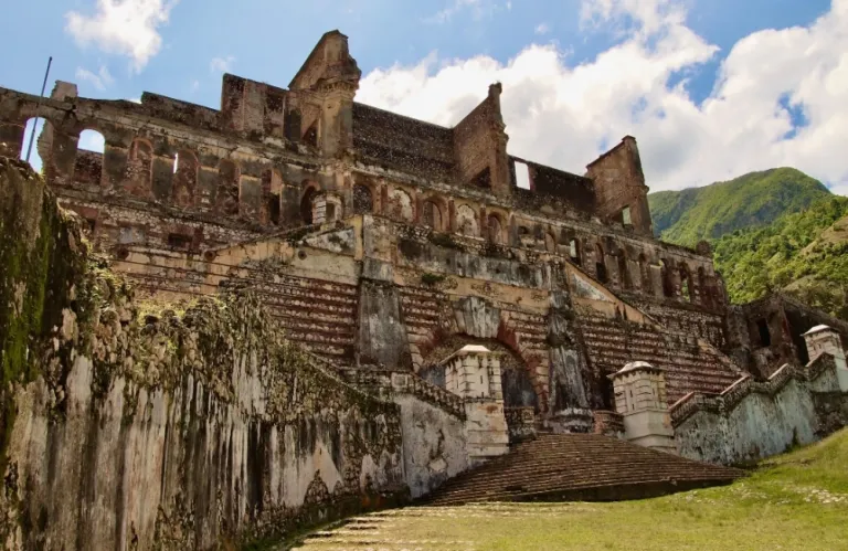 Τραγωδία στην Αϊτή: Τουλάχιστον 30 νεκροί σε ποδοπάτημα σε δημοφιλές αξιοθέατο (βίντεο)
