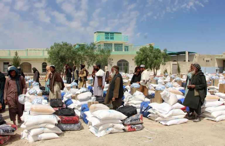 Άνθρωποι που επλήγησαν από πλημμύρες λαμβάνουν είδη πρώτης ανάγκης στην Κανταχάρ