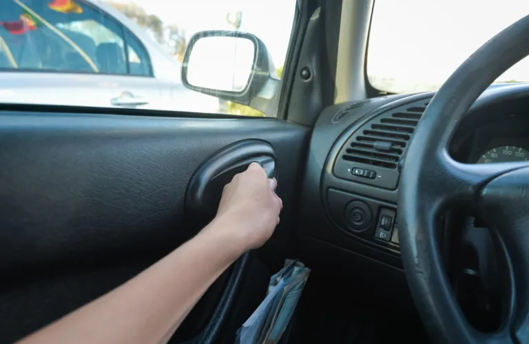Με ποιο χέρι πρέπει να ανοίξω την πόρτα για να βγω από το αυτοκίνητο - Το λάθος που κάνουμε όταν παρκάρουμε