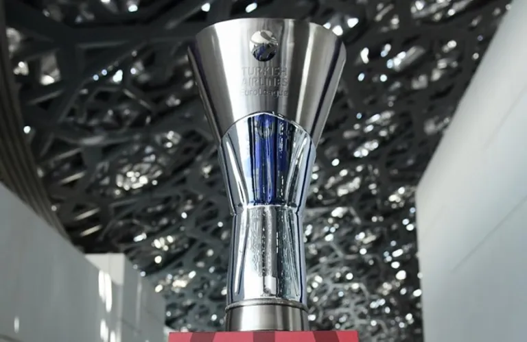 EuroLeague: «Κλειδώνει» η διατήρηση των 20 ομάδων στη σημερινή συνεδρίασηΗ σημερινή συνεδρίαση της EuroLeague αναμένεται να επικυρώσει τη διατήρηση του ίδιου format, ενώ πιθανότατα η σεζόν θα αρχίσει 1-2 εβδομάδες νωρίτερα. Συνεδριάζουν σήμερα οι ομάδες-μέτοχοι της EuroLeague για το μέλλον της διοργάνωσης. Όλες οι πληροφορίες συγκλίνουν στο ότι θα διατηρηθεί το ισχύον format με τις 20 ομάδες και τις 38 αγωνιστικές, καθώς η αύξηση των ομάδων σε 22 ή και 24 μετατίθεται για τη σεζόν 2027/28.  Παράλληλα, αρκετές πιθανότητες συγκεντρώνει το να αρχίσει η σεζόν νωρίτερα κατά μία ή και δύο εβδομάδες σε σχέση με τη φετινή κανονική περίοδο (που άρχισε 30 Σεπτεμβρίου). Σε αυτό βοηθά το γεγονός ότι αυτό το καλοκαίρι δεν υπάρχει κάποια μεγάλη διοργάνωση εθνικών ομάδων (Ευρωμπάσκετ, Παγκόσμιο Κύπελλο ή Ολυμπιακοί Αγώνες), οπότε οι παίκτες θα έχουν αρκετό χρόνο ξεκούρασης.  Επίσης, θα συζητηθεί και το μέλλον αρκετών ομάδων. Με την αποχώρηση της Βιλερμπάν δεδομένη και τα σοβαρά οικονομικά προβλήματα της Μονακό, θα προκύψει τουλάχιστον μία κενή θέση, για την οποία προτεραιότητα έχει η ομάδα που θα κατακτήσει το EuroCup (στους τελικούς έχουν φτάσει η τουρκική Μπεσίκτας και η Μπουργκ). Παράλληλα υπάρχουν και ομάδες που έχουν ζητήσει να υπογράψουν συμβόλαιο για την παραμονή τους στην Ευρωλίγκα, όπως η Χάποελ Τελ Αβίβ, η Παρί και η Βαλένθια, ενώ αντίθετα Ρεάλ και Φενέρμπαχτσε ακόμη δεν έχουν υπογράψει τα δικά τους δεκαετή συμβόλαια και τους ασκούνται πιέσεις, την ώρα που συνεχίζουν να βολιδοσκοπούνται από το ΝΒΑ Europe.