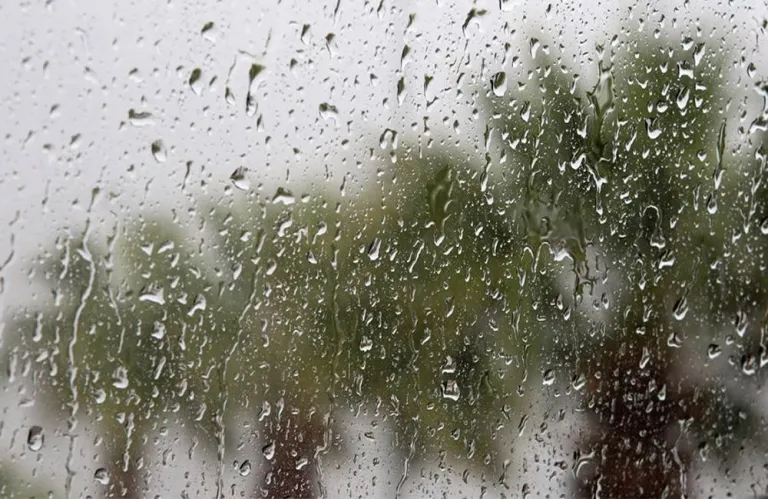 Καιρικό «σκαμπανέβασμα» με ιδιαίτερα θερμές θερμοκρασίες και στη συνέχεια βροχές