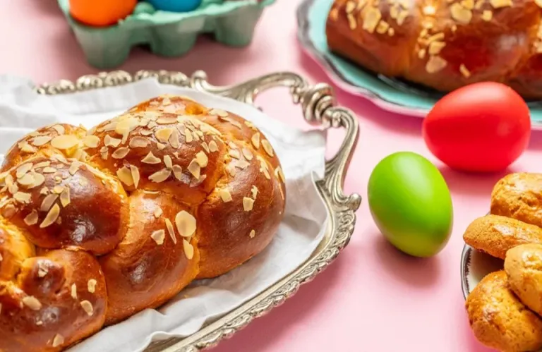 Πόσο κρατάει το τσουρέκι στο ντουλάπι, στο ψυγείο και στην κατάψυξη