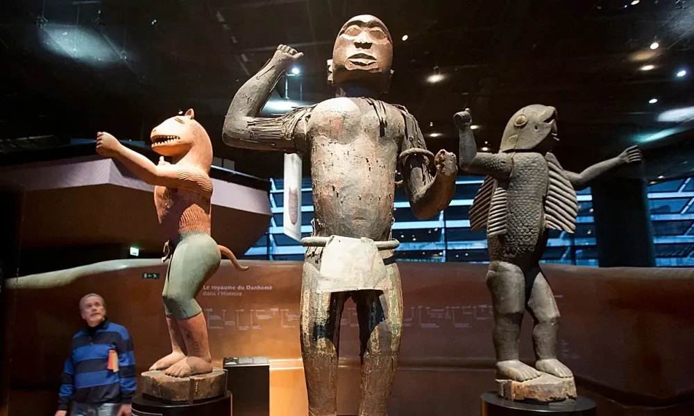 Το γαλλικό Κοινοβούλιο ενέκρινε νομοσχέδιο για επιστροφή αποικιοκρατικά λεηλατημένων έργων τέχνης