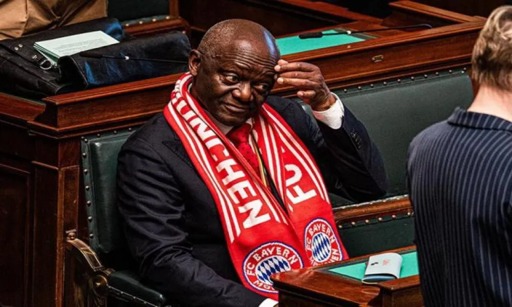 Με κασκόλ της Μπάγερν στο βελγικό κοινοβούλιο o πατέρας του Κομπανί!