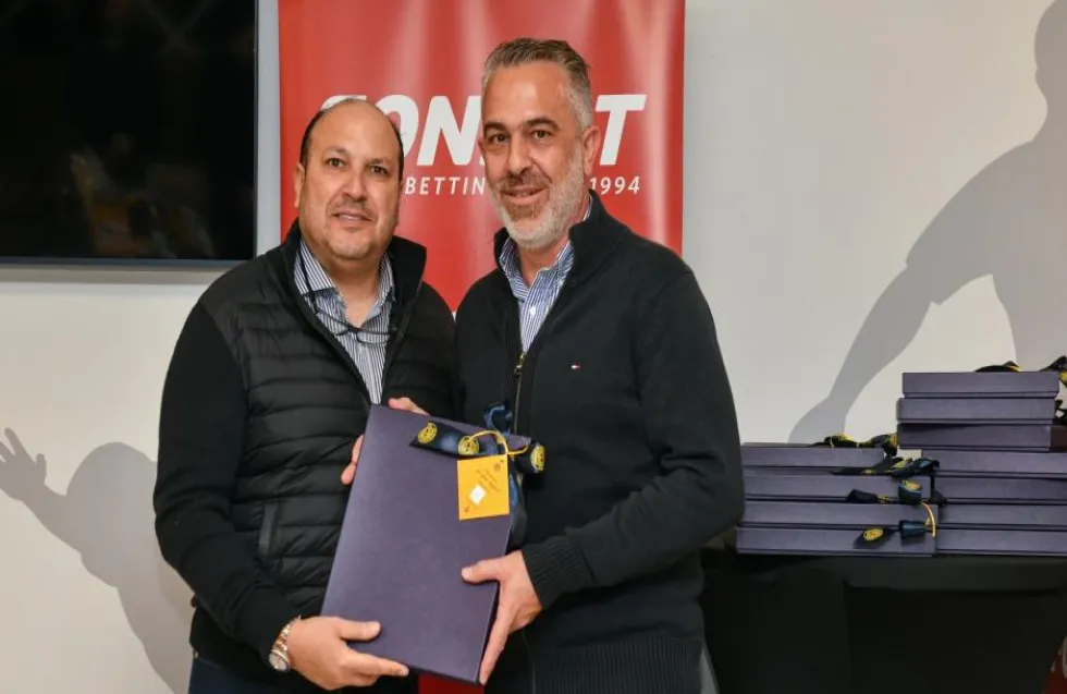 Στην άκρη η αβεβαιότητα
