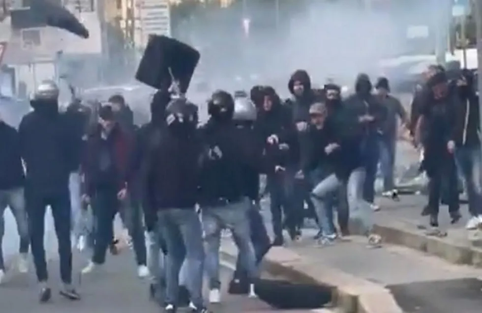 Άγριο ξύλο μεταξύ οπαδών πριν από τη σέντρα του Τζένοα-Κάλιαρι
