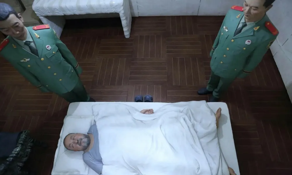 Ο Ai Weiwei ξαναμπαίνει στο κελί του και το κάνει έργο τέχνης