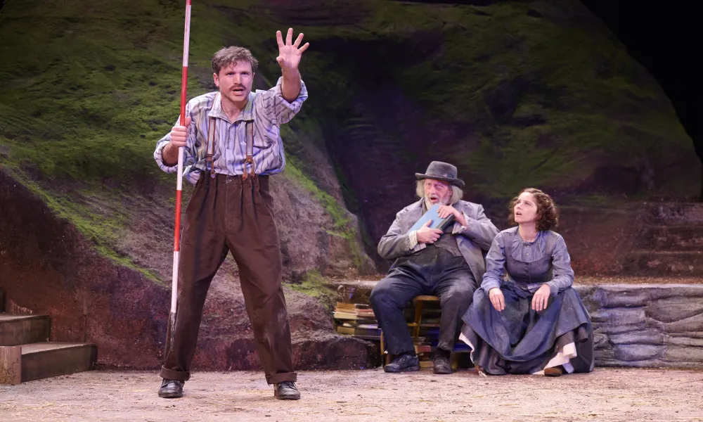 Σε Πάφο, Λάρνακα και Λεμεσό ταξιδεύουν οι «Μεταφράσεις» σε σκηνοθεσία Patrick Myles