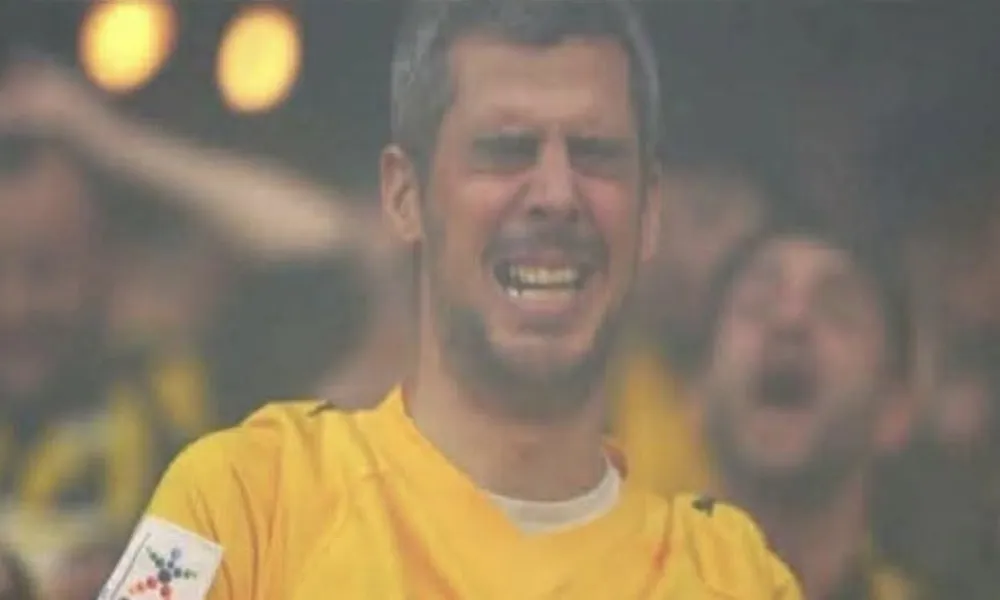 Σχόλιο έπος από την σύζυγο του βουρκωμένου οπαδού της ΑΕΚ!