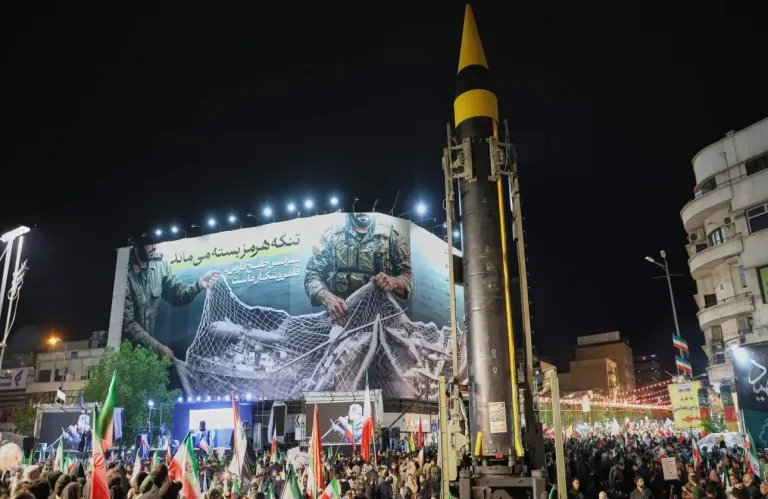 BINTEO: Επίδειξη ισχύος από την Τεχεράνη σε παρέλαση με βαλλιστικούς πυραύλους