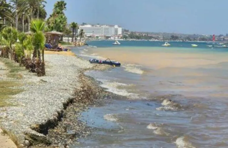 Ορόκλινη: Υποχωρεί η ακτή εξαιτίας της διάβρωσης