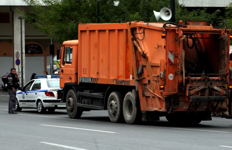 Θεσσαλονίκη: Άστεγος κοιμόταν σε κάδο σκουπιδιών και κατέληξε στην πρέσα απορριμματοφόρου κατά την αποκομιδή