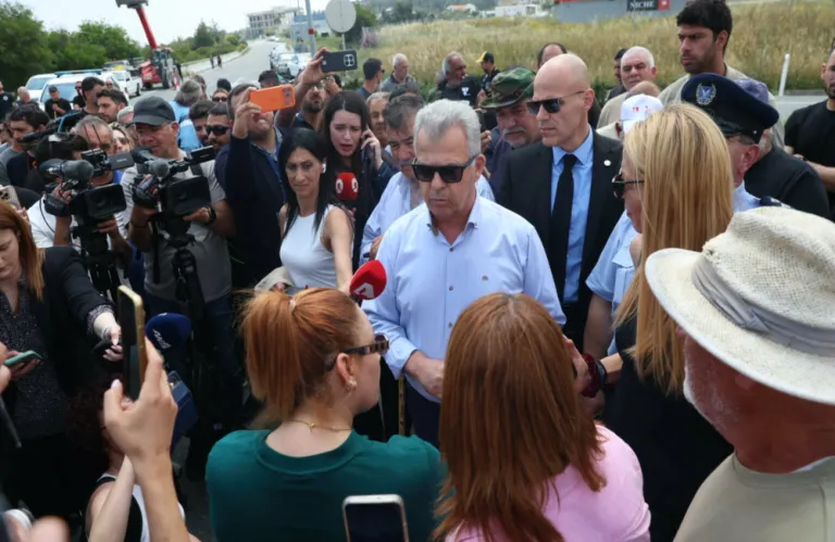 Ένταση στη διαμαρτυρία κτηνοτρόφων εξαιτίας της επίσκεψης Φυτιρή στο σημείο – Έκλεισε ο κόμβος της Ριζοελιάς