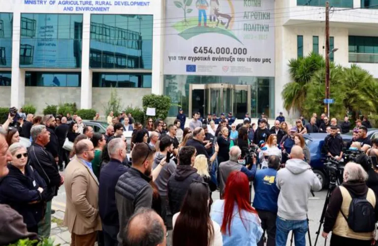 Αθέτησαν την υπόσχεση τους και έκλεισαν δρόμους οι κτηνοτρόφοι - Έμφραγμα για το «έτσι θέλω»