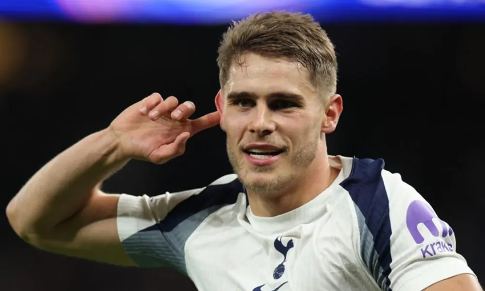 Σε «κόκκινο διάβολο» θέλει να μετατρέψει τον Βαν ντε Βεν η Μάντσεστερ Γιουνάιτεντ