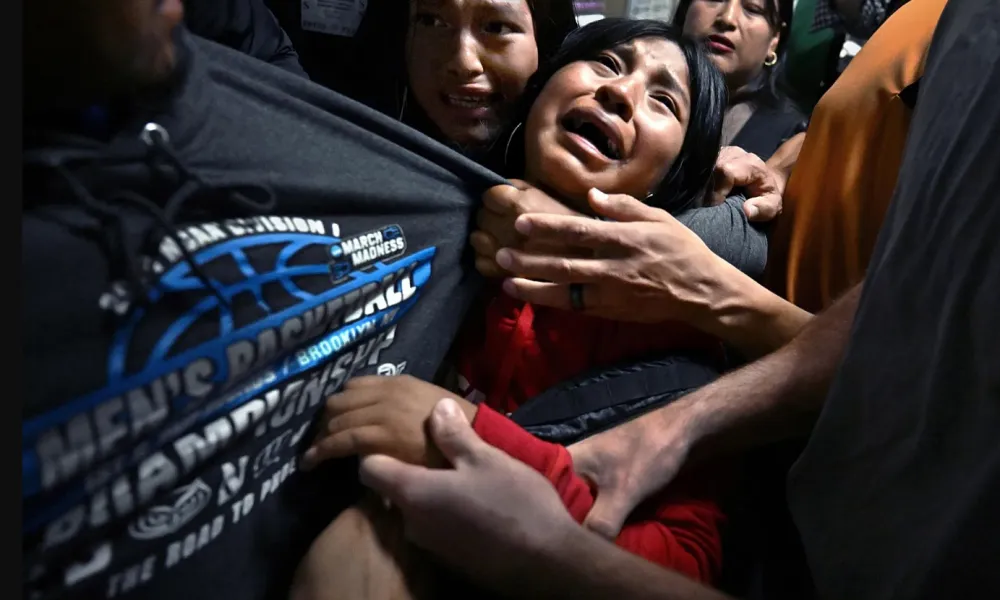 Συγκλονιστική εικόνα παιδιών με συλληφθέντα πατέρα γίνεται World Press Photo της χρονιάς