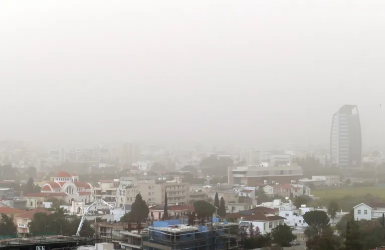 Καιρικό κοκτέιλ με συννεφιά, σκόνη, και θερμοκρασία πάνω από το κανονικό - Πότε επιστρέφουν οι καταιγίδες