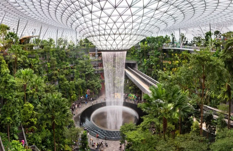 ΒΙΝΤΕΟ: Μέσα στο καλύτερο αεροδρόμιο του κόσμου με τους τροπικούς κήπους, τους κινηματογράφους και τον εντυπωσιακό καταρράκτη