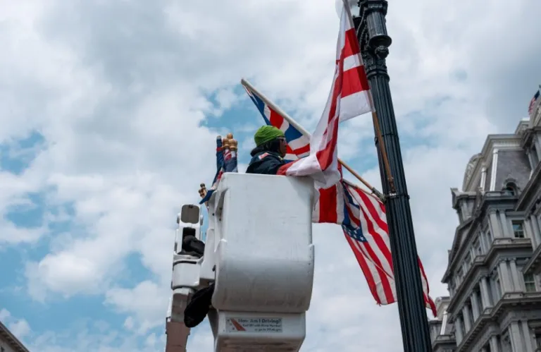 Απίστευτη γκάφα ολκής στις ΗΠΑ: Ύψωσαν σημαίες τις Αυστραλίας, αντί της Βρετανίας λίγο πριν την άφιξη του Καρόλου