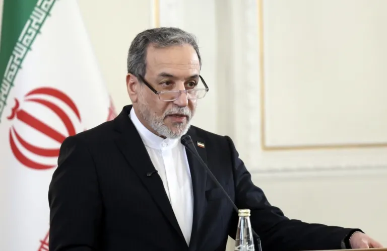 Στον «αέρα» οι επαφές Τεχεράνης - Ουάσινγκτον: Αποχώρησε ο Ιρανός υπουργός Εξωτερικών από το Πακιστάν